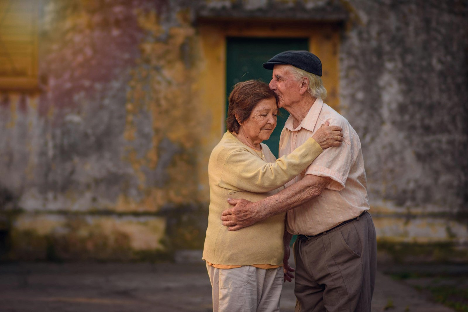 Abuelo sonriendo con su familia